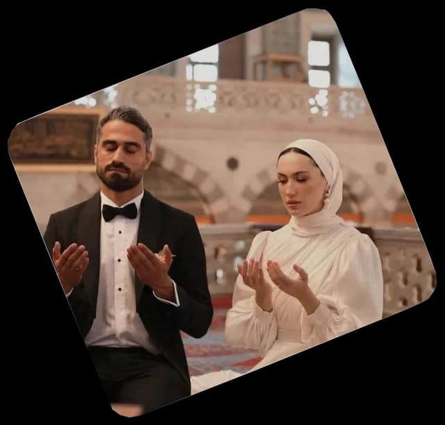 A Zefaaf advisor praying alongside a member